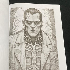 K&ouml;nnte beinhalten: Schwarz-Wei&szlig;-Illustration von Frankensteins Monster aus einem Malbuch. Das Monster ist mit freiliegendem Brustkorb und Venen dargestellt und tr&auml;gt einen Mantel. Der Hintergrund umfasst gotische B&ouml;gen, kahle B&auml;ume und Sch&auml;del.
