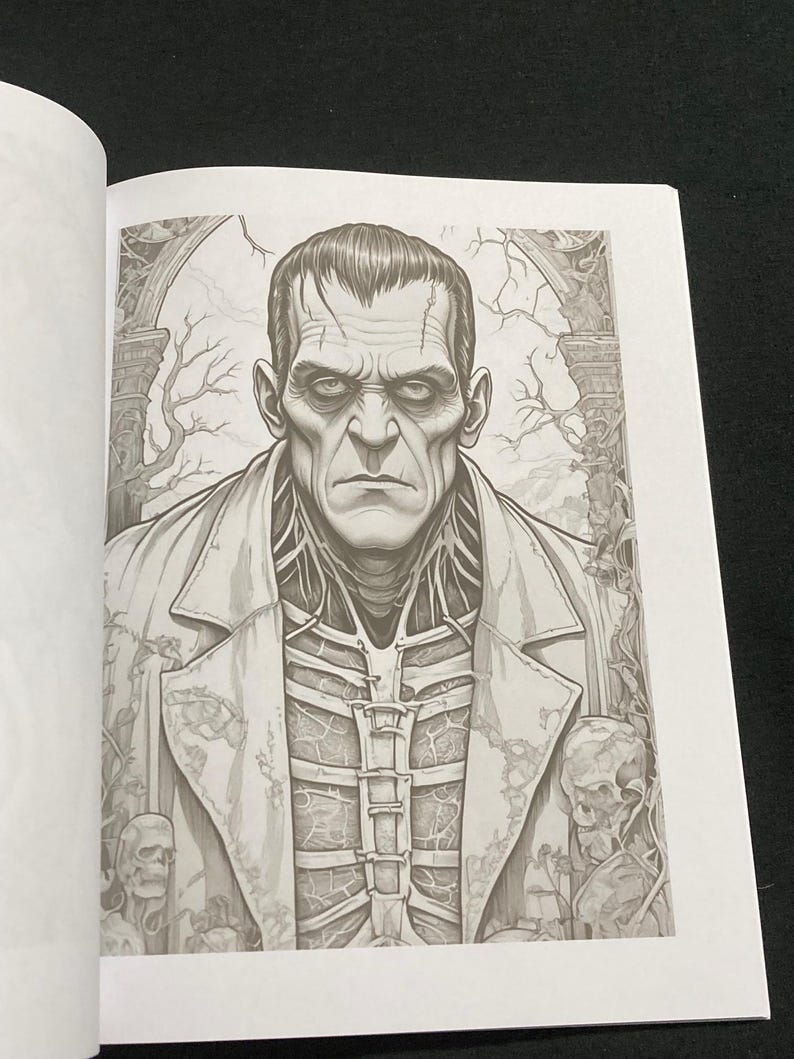 K&ouml;nnte beinhalten: Schwarz-Wei&szlig;-Illustration von Frankensteins Monster aus einem Malbuch. Das Monster ist mit freiliegendem Brustkorb und Venen dargestellt und tr&auml;gt einen Mantel. Der Hintergrund umfasst gotische B&ouml;gen, kahle B&auml;ume und Sch&auml;del.