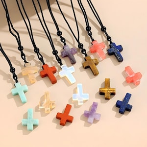 Collar con colgante de cruz de resina de colores en menta, coral, ámbar, azul marino y violeta – Joyería espiritual hipoalergénica y ligera