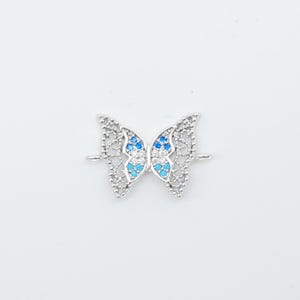 Conector de mariposa de plata: dije de micro pavé de circonitas cúbicas de 20 x 15 mm con piedras azules y blancas, ideal para collares y pulseras.