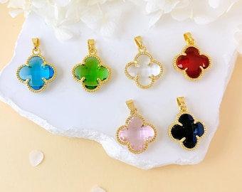 Colgante de cristal con forma de trébol de cuatro hojas de la suerte en aleación dorada con cristales multicolores, elegante diseño de inspiración francesa.