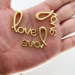 Colgante con dije de escritura de amor chapado en oro de 18 quilates, conector de palabra y letra, accesorio de joyería con micropavé, suministros para hacer pulseras y collares (35 x 32 mm)