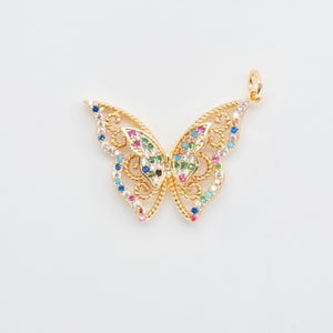 Colgante de mariposa con circonitas arcoíris: dije de insecto con filigrana dorada para un diseño de joyería original