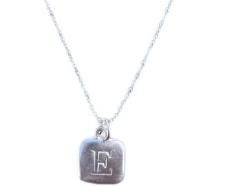 Pendentif lettre initiale carrée en argent sterling estampée à la main E avec chaîne boule en argent sterling