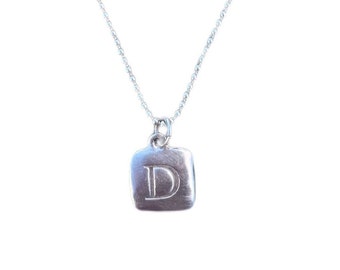 Pendentif lettre initiale carrée en argent sterling estampée à la main D avec chaîne boule en argent sterling