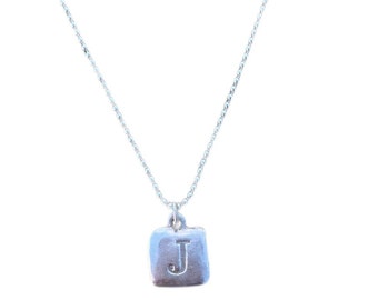 Pendentif lettre J initiale carrée en argent sterling estampée à la main avec chaîne boule en argent sterling