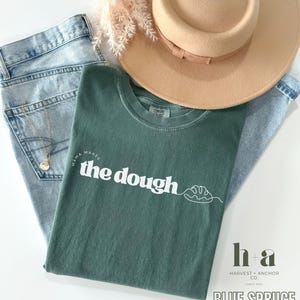 Mama Makes the Dough Comfort Colors ® Shirt, Sourdough Bread Baker T-Shirt, Bakery Mom Gift, Cute Bread Graphic Tee, Funny Sourdough outfit