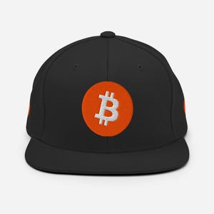 Puede incluir: Gorra de béisbol negra con un logotipo de Bitcoin bordado en naranja.