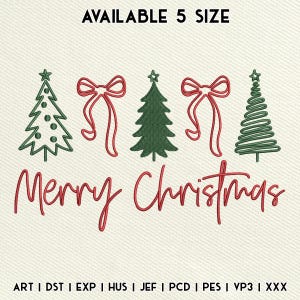 Könnte beinhalten: Ein gesticktes Weihnachtsdesign mit grünen Weihnachtsbäumen, roten Schleifen und den Worten "Merry Christmas" in Rot. Der Text "AVAILABLE 5 SIZE" steht oben. Das Design befindet sich auf einem cremefarbenen Hintergrund.