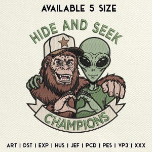 Peut inclure: Écusson brodé représentant un Bigfoot et un extraterrestre se tenant dans les bras, formant un cœur avec leurs mains. Le texte "HIDE AND SEEK" est en arc au-dessus d'eux, avec "CHAMPIONS" sur une bannière en dessous. Le design comprend une casquette de baseball avec une étoile.