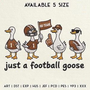 Puede incluir: Un diseño bordado con cuatro gansos de dibujos animados vestidos con atuendo de fútbol. Uno lleva una camiseta con el número 1, otro un casco y un tercero sostiene una bandera "Go Team!". El texto "just a football goose" está debajo.