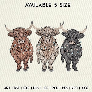 Peut inclure: Trois broderies de vaches Highland, marron, beige et noire, chacune ornée de guirlandes lumineuses. Le texte "AVAILABLE 5 SIZE" est en haut. En bas, les formats de fichiers de broderie : ART, DST, EXP, HUS, JEF, PCD, PES, VP3 et XXX.