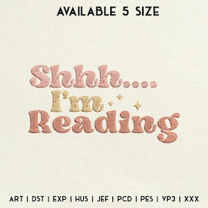 Puede incluir: Un diseño de bordado rosa y dorado con el texto "Shhh... I'm Reading".