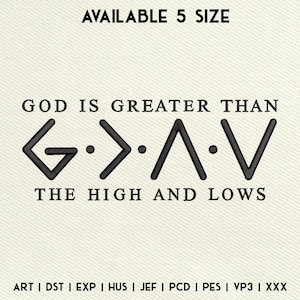 Pode incluir: Design de bordado preto e branco com o texto "Deus é maior do que os altos e baixos" e um gráfico das letras G, >, A e V. O design está disponível em cinco tamanhos.