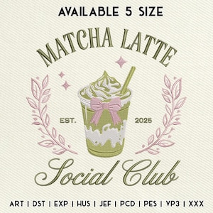 Puede incluir: Un diseño bordado que presenta un matcha latte en un vaso transparente, con crema batida y un lazo rosa. El texto dice "Matcha Latte Social Club", con "Available 5 Size" en la parte superior y "EST. 2025" y formatos de archivo en la parte inferior.