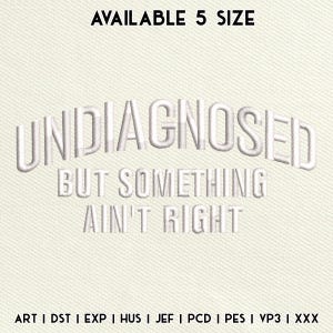 Puede incluir: Un diseño de bordado con el texto blanco "UNDIAGNOSED BUT SOMETHING AIN'T RIGHT" en una fuente negrita y arqueada. La parte superior incluye el texto "AVAILABLE 5 SIZE" y la inferior lista los formatos: "ART | DST | EXP | HUS | JEF | PCD | PES | VP3 | XXX".