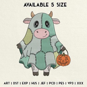 Peut inclure: Motif brodé d'une vache déguisée en fantôme patchwork, tenant une lanterne citrouille orange. La vache a de grands yeux, de petites cornes et un nez rose. Le texte "AVAILABLE 5 SIZE" est en haut.