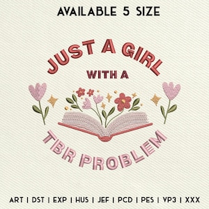 Könnte beinhalten: Stickerei mit dem Text "Just a girl with a TBR problem" in rosa Schrift. Das Design beinhaltet ein rosa offenes Buch mit rosa Blumen und grünen Stielen. Der Text "AVAILABLE 5 SIZE" erscheint oben im Bild. Der Text "ART I DST I EXP | HUS | JEF | PCD | PES | VP3 | XXX" erscheint unten im Bild.