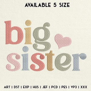 Puede incluir: Diseño bordado con las palabras "big sister" en varios colores, incluyendo rojo, dorado, verde y azul. Un corazón rosa también está incluido en el diseño. El texto "AVAILABLE 5 SIZE" está en la parte superior.