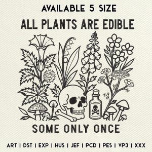 Pode incluir: Um design de bordado com desenhos de linha preta de várias plantas, cogumelos, um crânio humano e um frasco de veneno. O texto diz: AVAILABLE 5 SIZE, ALL PLANTS ARE EDIBLE, SOME ONLY ONCE, e uma lista de formatos de arquivo: ART, DST, EXP, HUS, JEF, PCD, PES, VP3, XXX.