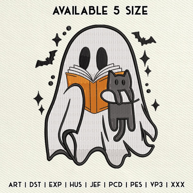 Puede incluir: Un dise&ntilde;o de bordado que muestra un fantasma blanco con contornos negros leyendo un libro naranja mientras sostiene un gato negro. El dise&ntilde;o incluye murci&eacute;lagos negros y formas de estrellas alrededor del fantasma. El texto arriba dice AVAILABLE 5 SIZE.
