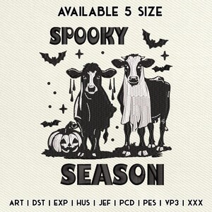 Peut inclure: Un motif d'Halloween en noir et blanc avec deux vaches, des chauves-souris, une citrouille et l'inscription "SPOOKY SEASON". Le motif est disponible en 5 tailles. L'image comprend les types de fichiers: ART, DST, EXP, HUS, JEF, PCD, PES, VP3 et XXX.