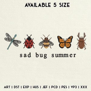 Pode incluir: Um design de bordado com uma libélula, joaninha, abelhão, borboleta monarca e escaravelho. O texto diz AVAILABLE 5 SIZE e sad bug summer. Abaixo estão os formatos de arquivo: ART, DST, EXP, HUS, JEF, PCD, PES, VP3 e XXX.