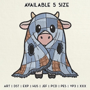 Peut inclure: Motif brodé d'une vache enveloppée dans une couverture patchwork bleue et marron. La vache a de grands yeux noirs, un nez rose et de petites cornes. Le texte "AVAILABLE 5 SIZE" est en haut. Formats de fichiers de broderie en bas.