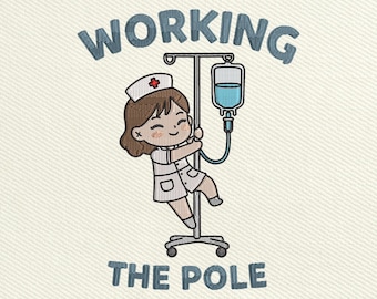 Archivo de bordado de enfermera trabajando en el poste, linda chica de dibujos animados con soporte de suero, humor médico divertido, descarga digital de bordado de vida de doctor/enfermera
