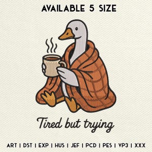 Op de afbeelding: Geborduurd ontwerp van een gans in een bruine deken, met een koffiemok. De tekst "Tired but trying" staat eronder. Boven staat "AVAILABLE 5 SIZE".