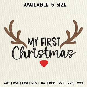 Pode incluir: Um desenho bordado com o texto "MY FIRST Christmas" em escrita preta, com chifres castanhos e um nariz vermelho em forma de coração. O texto "AVAILABLE 5 SIZE" está no topo. A parte inferior da imagem contém abreviações de formato de arquivo.
