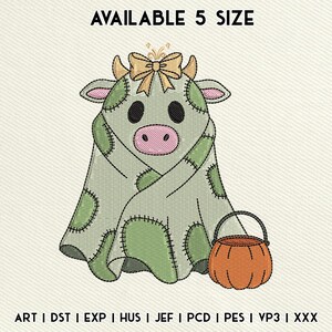 Peut inclure: Motif brodé d'une vache déguisée en fantôme pour Halloween, tenant un seau citrouille orange. La vache est vert clair avec des taches vertes foncées et un nez rose. Texte : "AVAILABLE 5 SIZE".