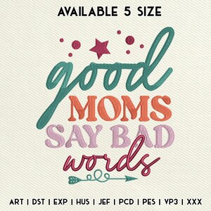 Puede incluir: Diseño bordado con el texto "good MOMS SAY BAD words" en verde azulado, naranja y rosa. El diseño incluye una estrella, puntos y una flecha. En la parte superior se lee "AVAILABLE 5 SIZE".