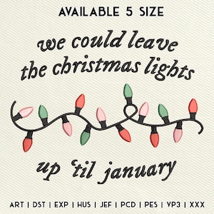 Op de afbeelding: Een geborduurd ontwerp met de tekst "we could leave the christmas lights up 'til january" boven een reeks gekleurde kerstverlichting. Het ontwerp bevat ook de tekst "AVAILABLE 5 SIZE" bovenaan.
