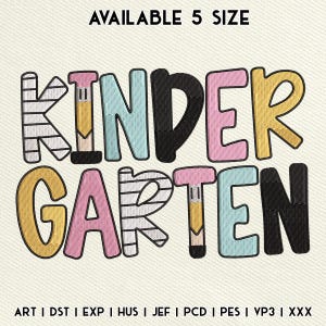 Peut inclure: Motif brodé avec le mot "KINDERGARTEN" en lettres majuscules colorées. Les lettres sont de différentes couleurs, dont le rose, le bleu, le jaune et le noir, avec des accents de crayon. Le texte "AVAILABLE 5 SIZE" est en haut.