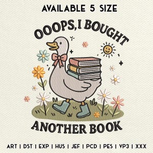 Pode incluir: Design bordado de um ganso de desenho animado com botas e laço, carregando livros. O texto diz "OOOPS, I BOUGHT ANOTHER BOOK" com flores e sol. Disponível em 5 tamanhos.
