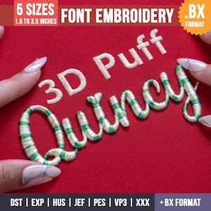 Puede incluir: Tela roja con texto bordado en blanco y verde que dice "3D Puff Quincy". El texto está en cursiva. La imagen también incluye el texto "5 TAMAÑOS 3,8 a 8,9 cm FONT EMBROIDERY .BX FORMAT".