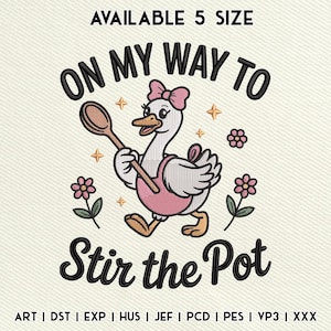 Op de afbeelding: Geborduurd ontwerp met een cartoon gans met een roze schort en strik, die een houten lepel vasthoudt, met de tekst "ON MY WAY TO Stir the Pot." Inclusief bloemen en sterren accenten. Verkrijgbaar in 5 maten.