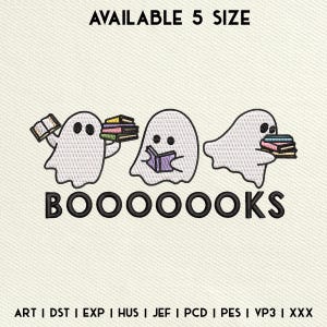 Puede incluir: Tres fantasmas blancos con ojos y bocas negras sostienen libros. Los fantasmas están dispuestos en fila. El texto "BOOOOOOKS" está debajo de los fantasmas. El texto "AVAILABLE 5 SIZE" está en la parte superior de la imagen. El texto "ART I DST I EXP | HUS | JEF | PCD | PES | VP3 | XXX" está en la parte inferior de la imagen.