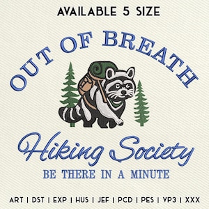 Pode incluir: Design bordado com um guaxinim com mochila, dois pinheiros verdes e o texto "OUT OF BREATH Hiking Society BE THERE IN A MINUTE". O design está disponível em 5 tamanhos.