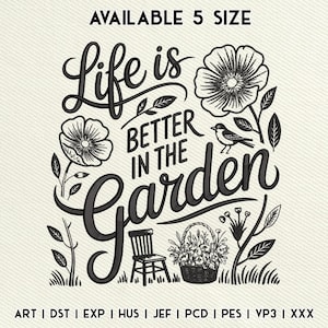 Pode incluir: Um design de bordado em preto e branco com o texto "Life is BETTER IN THE GARDEN" rodeado por flores, um pequeno pássaro e uma cadeira. O texto superior diz "AVAILABLE 5 SIZE" e abaixo estão listados os formatos: ART, DST, EXP, HUS, JEF, PCD, PES, VP3, XXX.