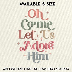 Può includere: Design ricamato con la frase "Oh Come Let Us Adore Him" in varie tonalità di rosso, verde e beige, con decorazioni a stella. Il testo è presentato su uno sfondo color crema. Le parole "AVAILABLE 5 SIZE" sono in alto.