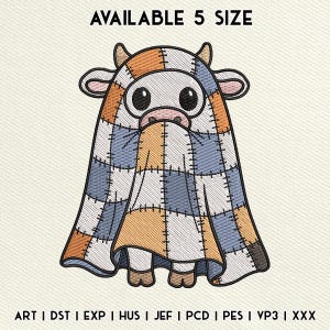 Puede incluir: Diseño bordado de una vaca con una manta de retazos. La vaca tiene ojos grandes, cuernos pequeños y una nariz rosada. La manta está hecha de cuadrados en tonos de azul, naranja y marrón. El texto en la parte superior dice "AVAILABLE 5 SIZE".