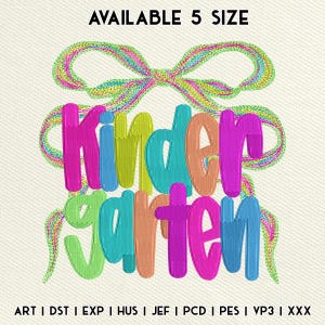 Peut inclure: Une broderie colorée avec le mot "Kindergarten" en lettres vives et ludiques. Le motif comprend un nœud décoratif et le texte "AVAILABLE 5 SIZE". Idéal pour les créations sur le thème de l'école.