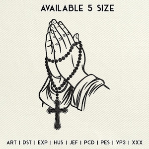 Puede incluir: Un diseño bordado con manos rezando sosteniendo un rosario con un colgante de cruz. El diseño está en hilo negro sobre un fondo beige claro. El texto en la parte superior dice "AVAILABLE 5 SIZE".