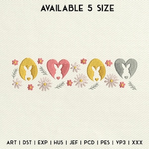 Peut inclure: Motif brodé représentant une rangée de cinq cœurs avec des silhouettes de lapins à l'intérieur. Les cœurs sont en rose, jaune et gris, avec de petites fleurs en guise d'accents. Le texte "AVAILABLE 5 SIZE" est en haut de l'image.