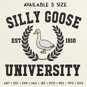 Pode incluir: Design bordado com um ganso de desenho animado dentro de uma coroa de louros, com o texto "SILLY GOOSE UNIVERSITY" e "EST 1910". O design é em preto e branco, com detalhes amarelos, e o texto "AVAILABLE 5 SIZE" está no topo.