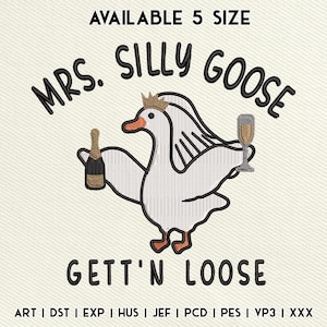 Pode incluir: Um design bordado com um ganso branco usando uma coroa e segurando uma garrafa e taça de champanhe. O texto diz "MRS. SILLY GOOSE GETT'N LOOSE" em preto. Disponível em 5 tamanhos.