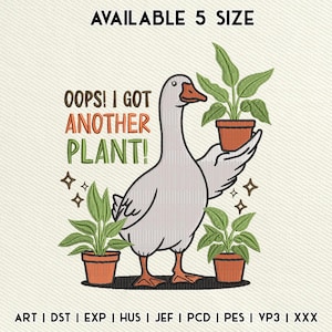 Puede incluir: Un diseño bordado con un ganso sosteniendo una planta en maceta, con el texto "OOPS! I GOT ANOTHER PLANT!". El diseño incluye tres plantas en maceta y estrellas decorativas. El texto "AVAILABLE 5 SIZE" está en la parte superior.