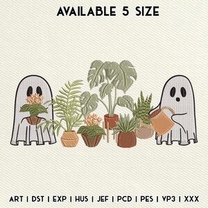 Könnte beinhalten: Ein Stickdesign mit zwei Geisterfiguren, die eine Sammlung von Topfpflanzen flankieren. Die Pflanzen umfassen Farne, Sukkulenten und eine großblättrige Pflanze. Der Text "AVAILABLE 5 SIZE" steht oben, und Stickdateiformate sind unten aufgeführt.